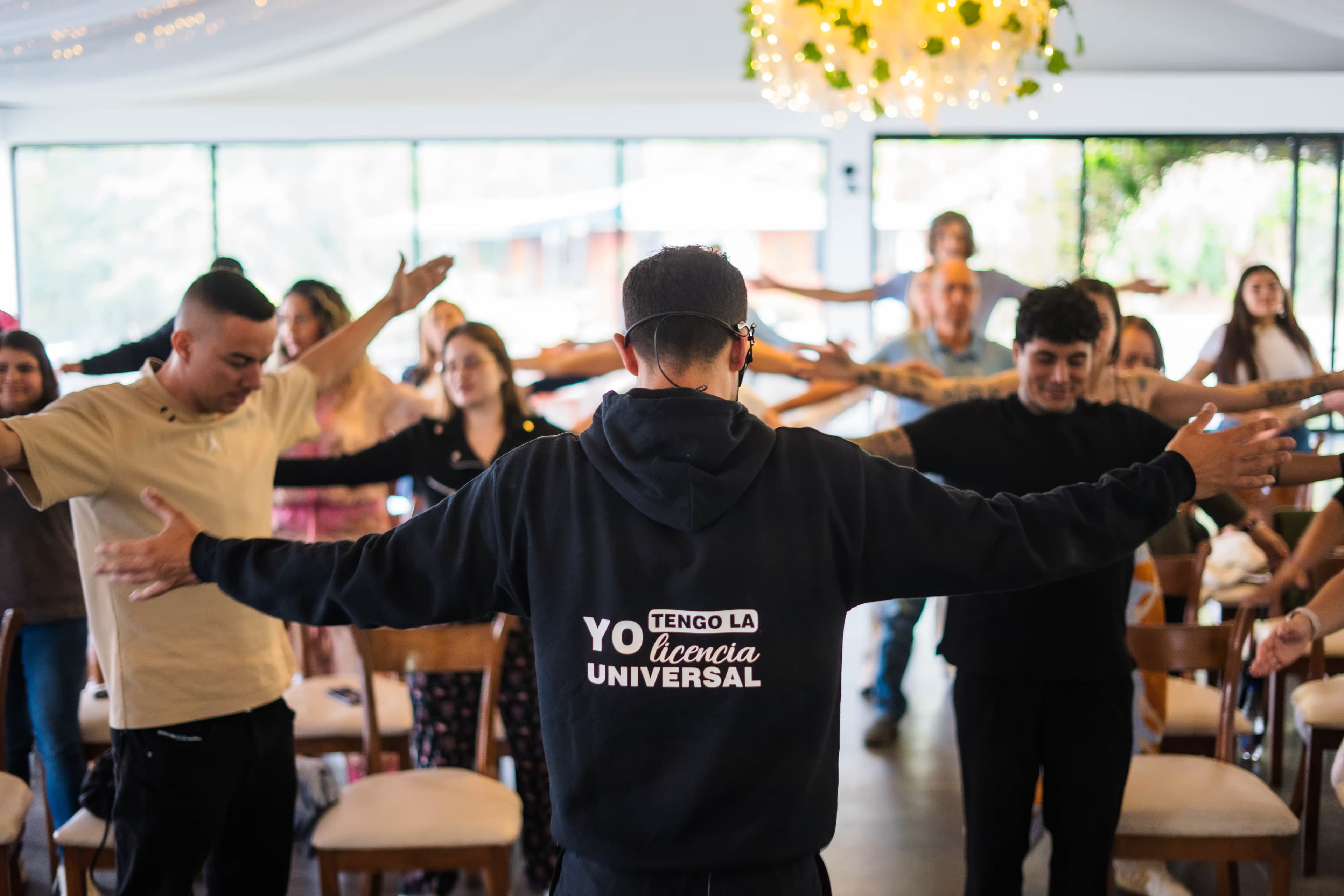 Facilitadora guiando un ejercicio de liberación