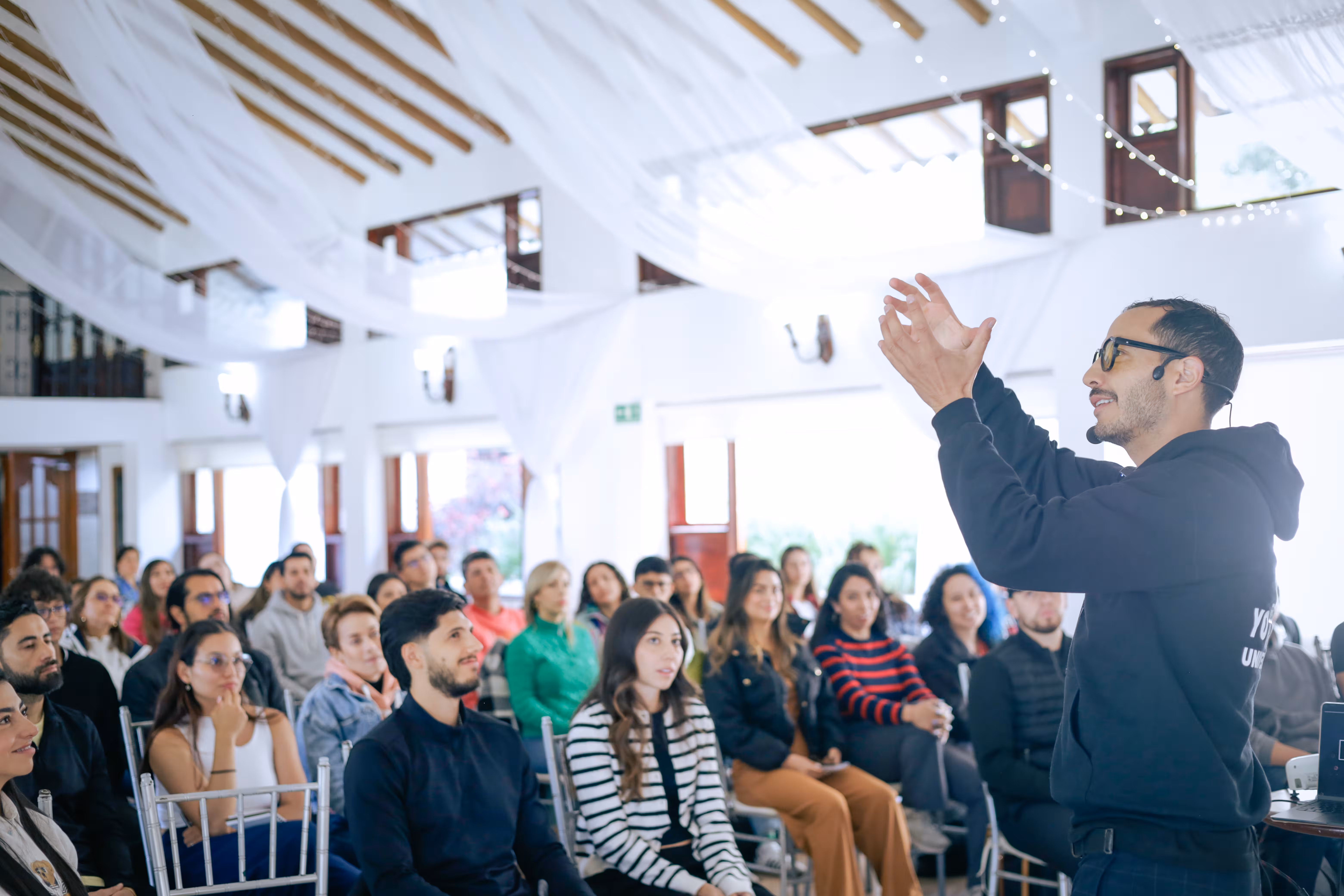 Ejercicio somático en grupo durante la jornada