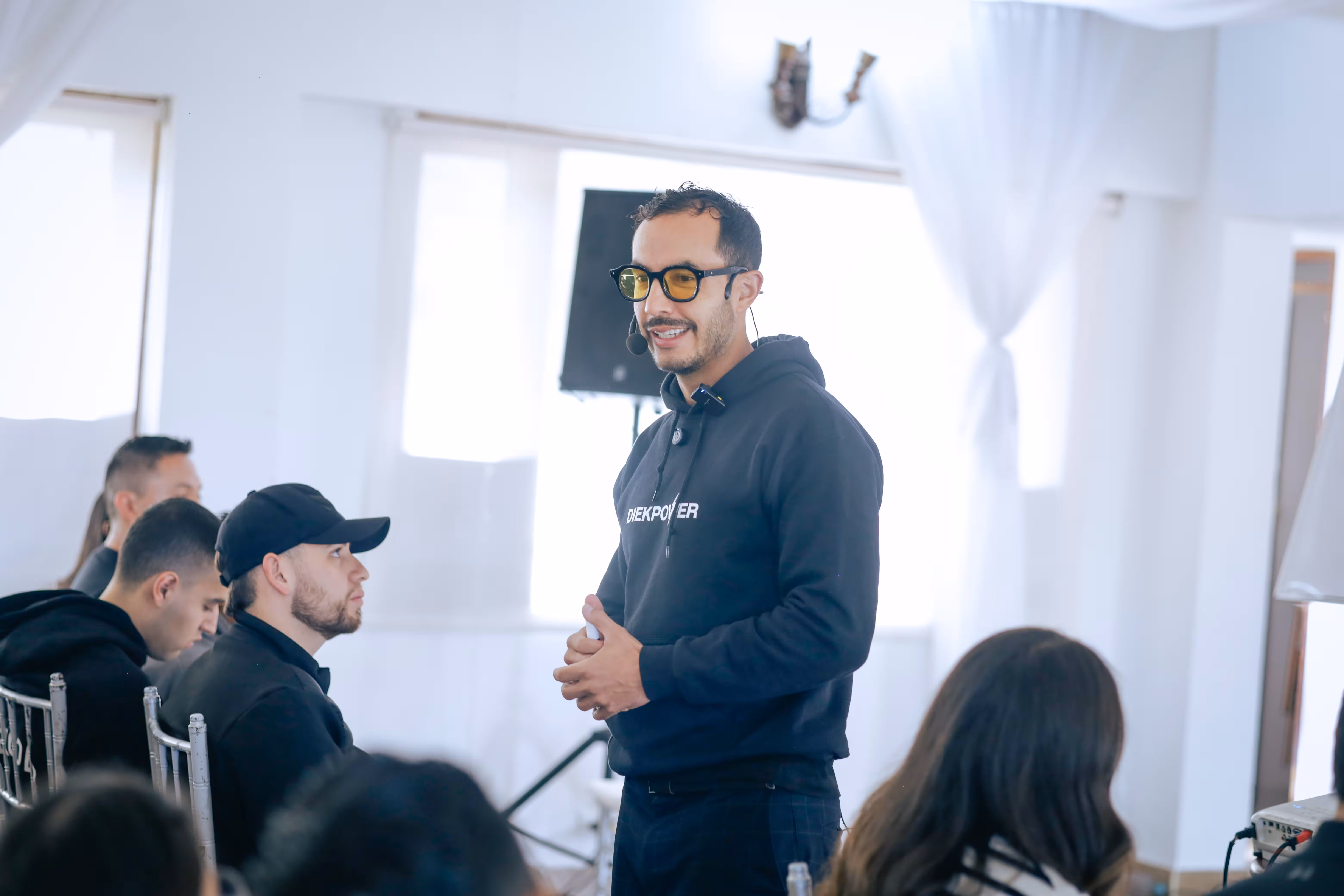 Participantes compartiendo en círculo de integración