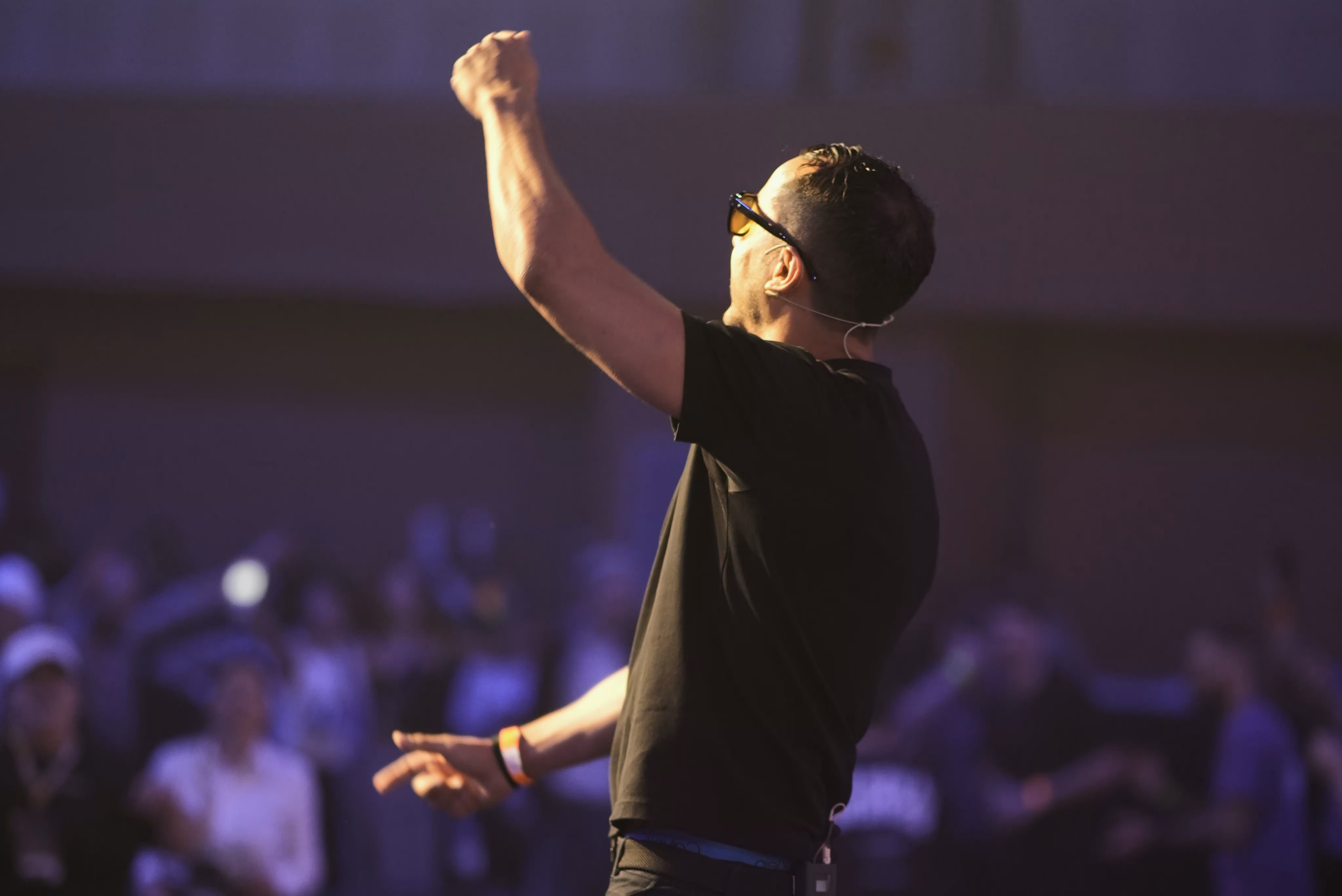 Presentador de DiekPower en el escenario con iluminación vibrante